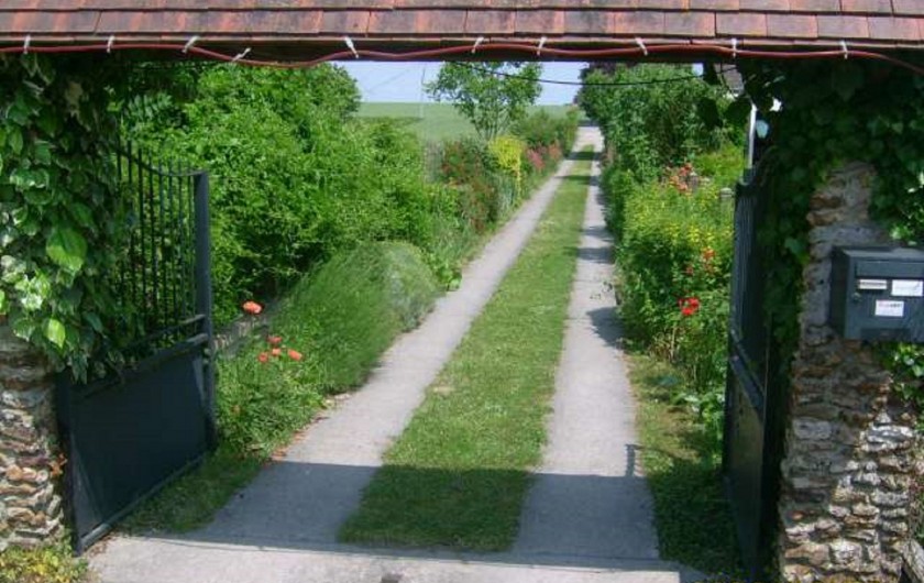 Location de vacances - Gîte à Crécy-la-Chapelle - portail d'entrée (au fond un 2ème portail côté champs)