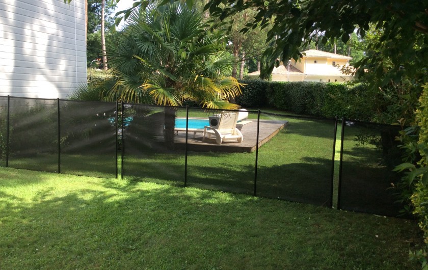 Location de vacances - Villa à Biscarrosse - A la demande, barriére de protection piscine pour petits enfants