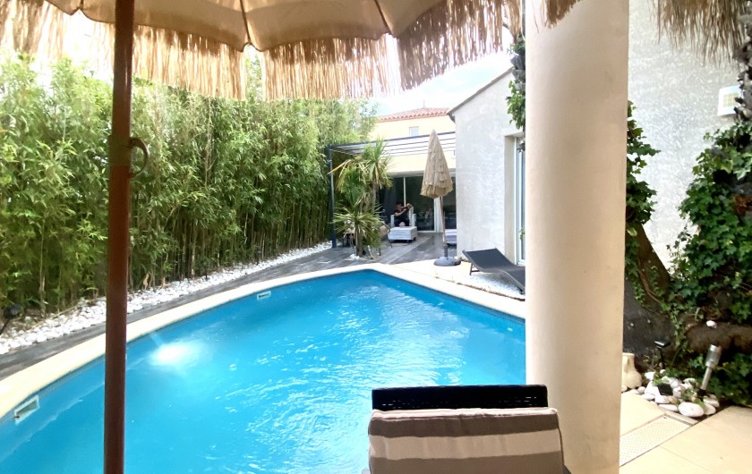 Location de vacances - Villa à Le Grau-du-Roi - Vue piscine, bambous et terrasse 2