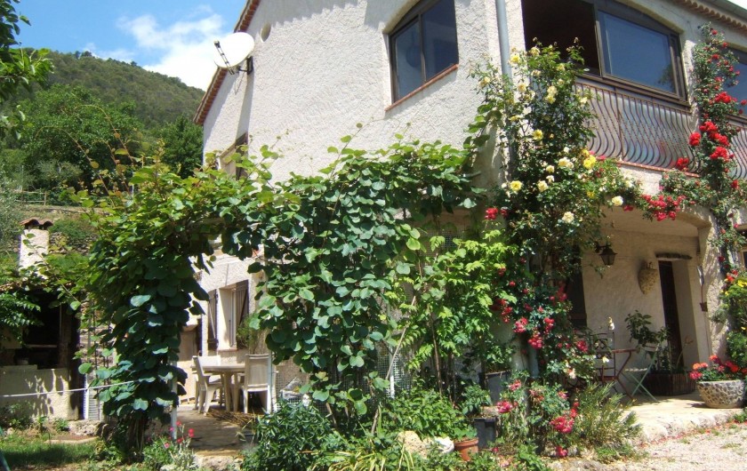 Location de vacances - Appartement à Sospel - La location se trouve en rez-de-jardin
