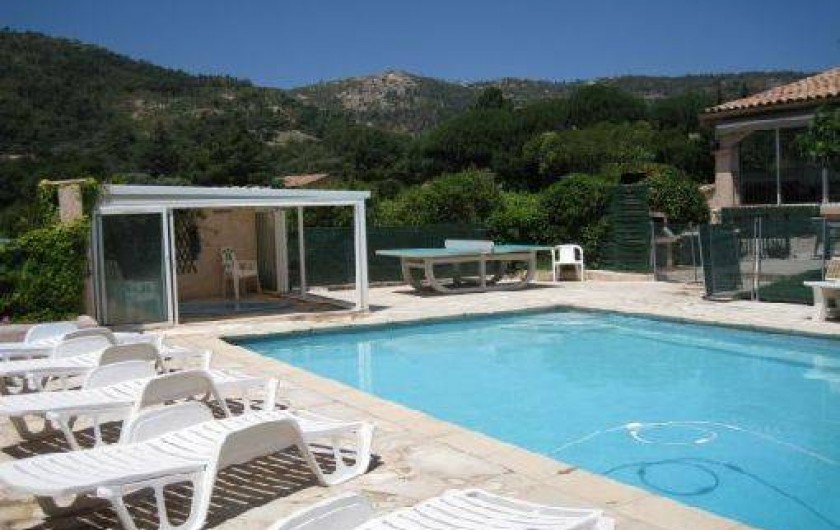 Location de vacances - Villa à Le Plan-de-la-Tour - Vue sur la piscine et le SPA Jaccuzi chauffés solaire, la table de ping pong, l