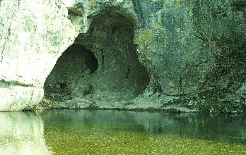Location de vacances - Gîte à Tharaux - La grotte aux Fées, non loin du mas