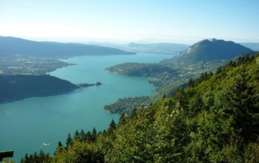 Location de vacances - Appartement à Thônes - Le lac d'Annecy depuis le col de la Forclaz à 13 km de la location