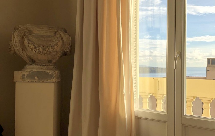 Location de vacances - Appartement à Monaco-Ville - la vue vers la Mer du salon du grand appartement