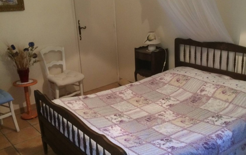Location de vacances - Appartement à Manosque - La chambre avec couchage double + lit d'enfant.