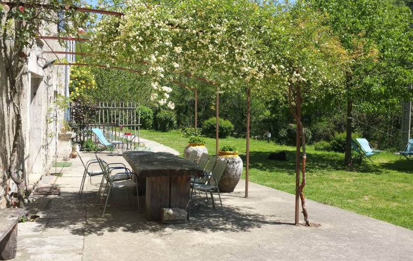 Location de vacances - Mas à Courniou - terrasse et table extérieure