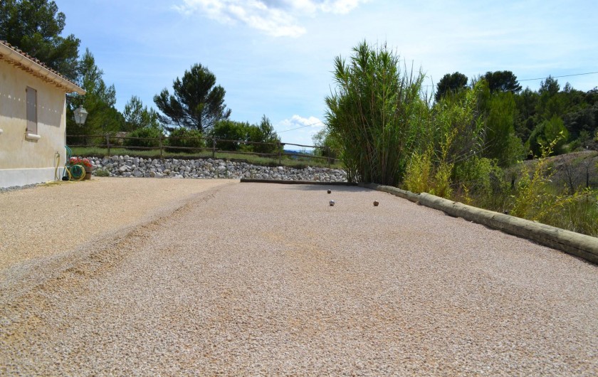 Location de vacances - Villa à Saint-Saturnin-lès-Apt - jeu de boule mini golf au dessus des pierres