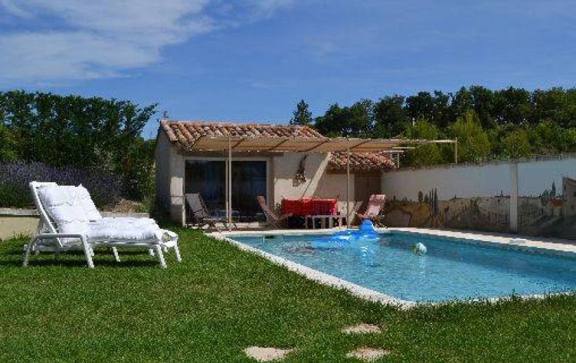 Location de vacances - Villa à Saint-Saturnin-lès-Apt - piscine 8x4 plage ombragée pelouse 300 m2