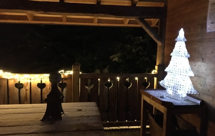 Location de vacances - Chalet à Manigod - Terrasse couverte attenante cuisine et salle à manger