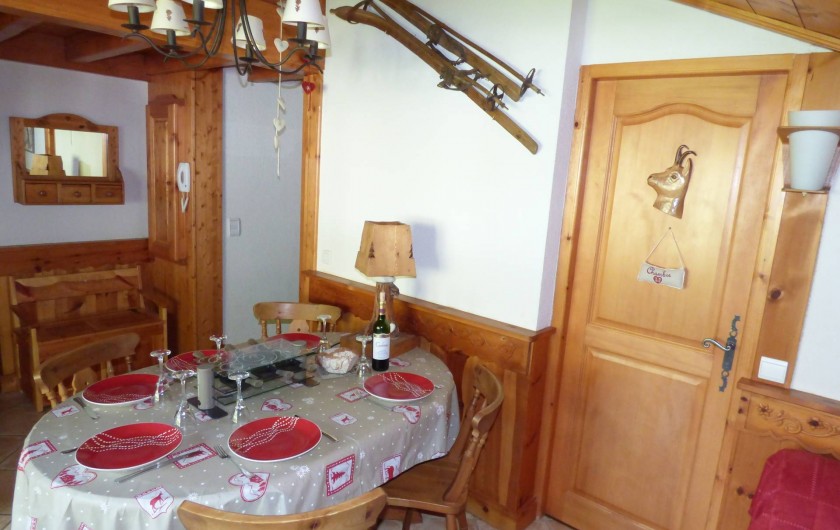 Location de vacances - Appartement à Pralognan-la-Vanoise - Le séjour avec sa table joliment dressée