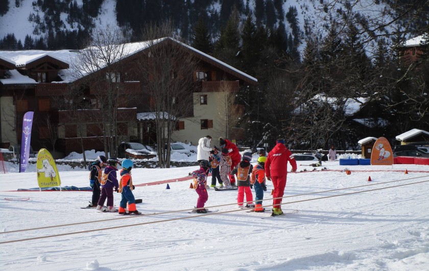 Location de vacances - Appartement à Pralognan-la-Vanoise - L'Ecole de ski de l'ESF, juste devant votre location,  le DÔME DES  SONNAILLES
