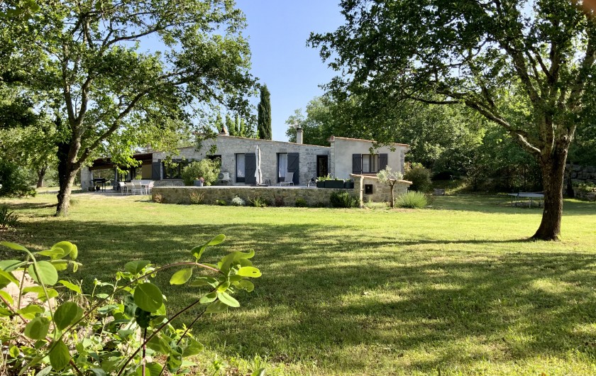 Location de vacances - Villa à Labeaume - Côté sud privatif  avec son grand pré et de l'ombrage pour la sieste