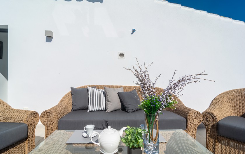 Location de vacances - Chalet à Marbella - Canapé et fauteuils en rotin, table basse et deux chaises en rotin.
