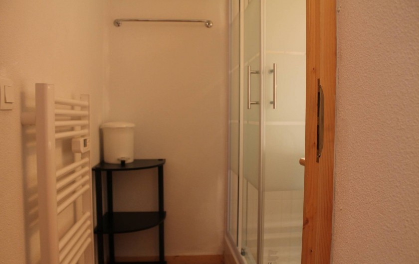 Location de vacances - Appartement à Saint-Sorlin-d'Arves - salle de bains douche niveau inférieur