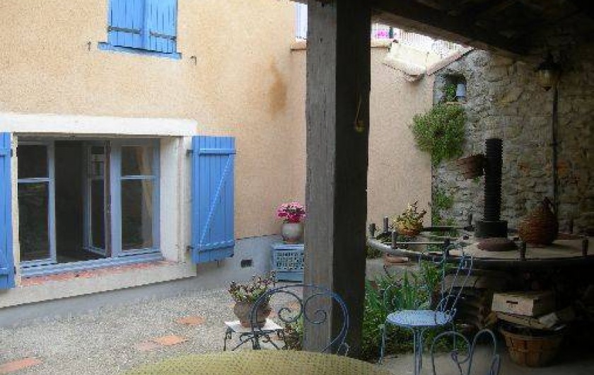 Location de vacances - Gîte à Carcassonne - SALON couvert  table et 6 chaises