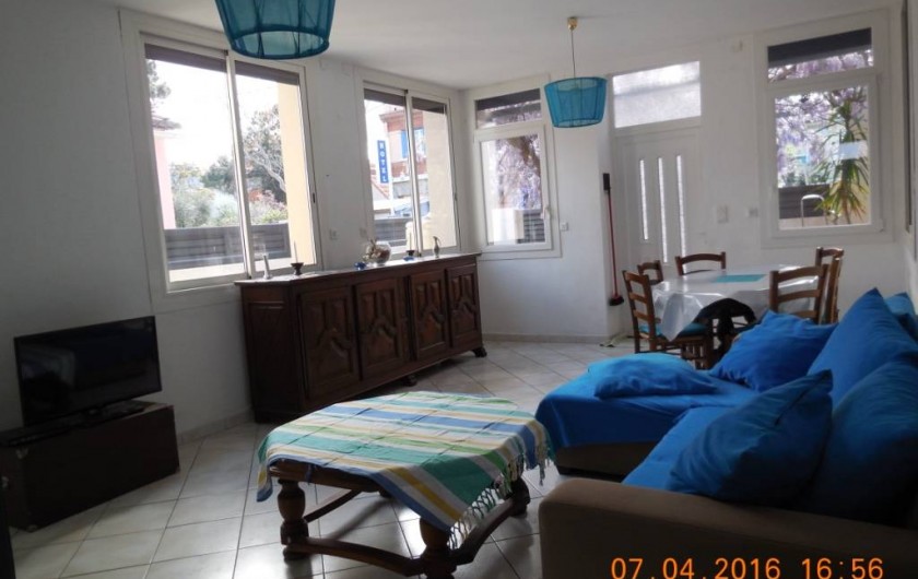 Location de vacances - Villa à Argelès Plage - le séjour comprend divan télèvision et table pour 6 personnes