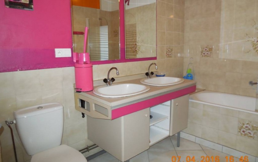 Location de vacances - Villa à Argelès Plage - salle de bain avec baignoire et  wc