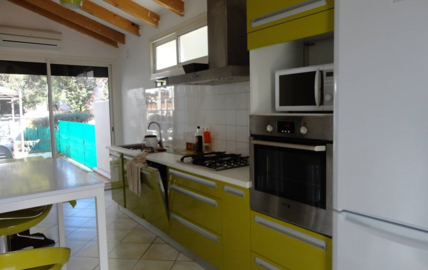 Location de vacances - Villa à Argelès Plage - cuisine très agréable donnant sur le jardin par porte fenêtre