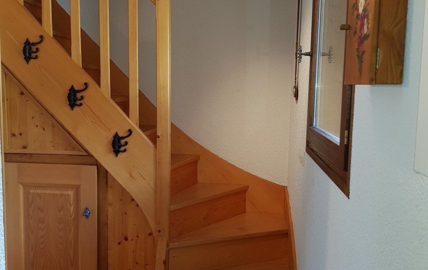Location de vacances - Appartement à Le Grand-Bornand - Cage d'escalier pour accès à l'étage des chambres