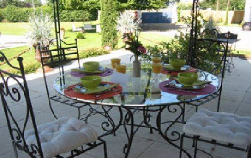 Location de vacances - Chambre d'hôtes à Joze - Petits déjeuners sur la terrasse