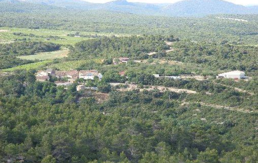 Location de vacances - Gîte à Bize-Minervois - vue d'ensemble du hameau