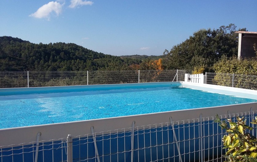 Location de vacances - Gîte à Bize-Minervois - piscine hors sol(7x4m) clôturée avec vue à droite sur l'auvent de l'abri voiture