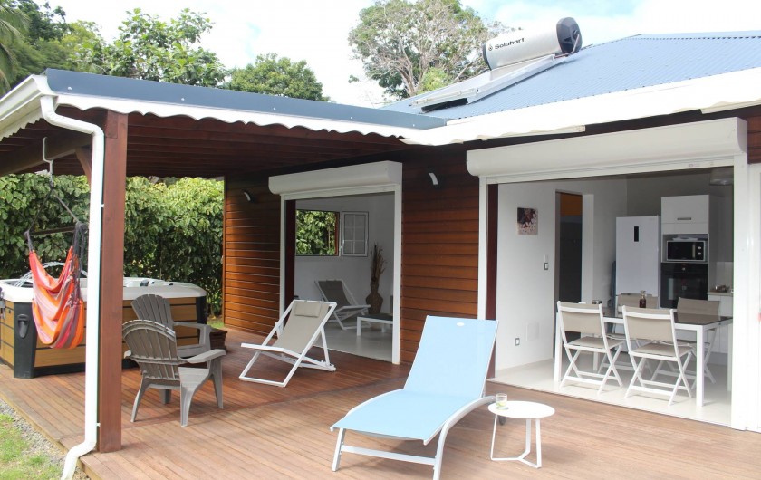 Location de vacances - Maison - Villa à Le Gosier - Une Villa ouverte sur un deck et un beau jardin