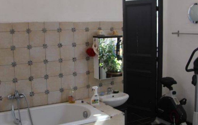 Location de vacances - Appartement à Hyères - Salle de bain avec baignoire/douche