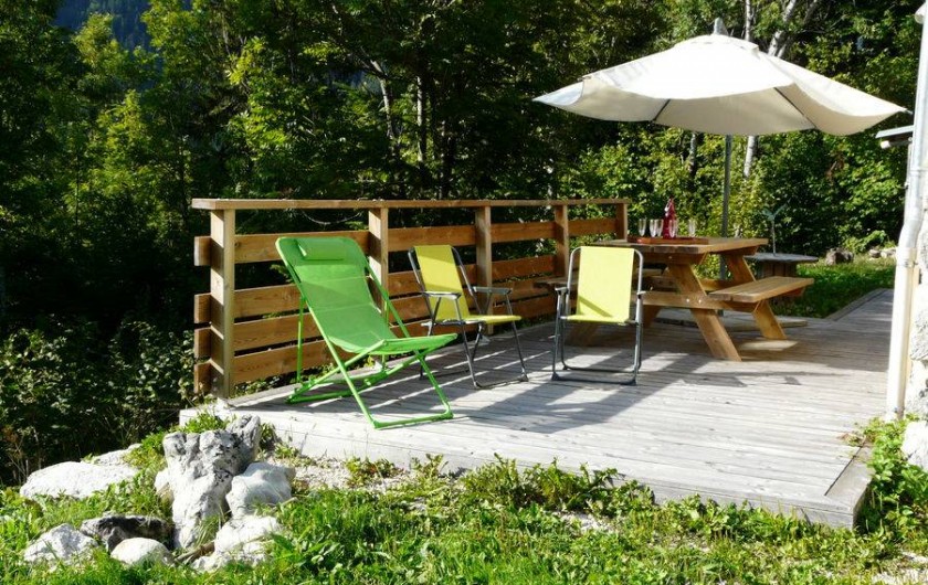 Location de vacances - Gîte à Saint-Pierre-de-Chartreuse - Coin terrasse avec petit barbecue