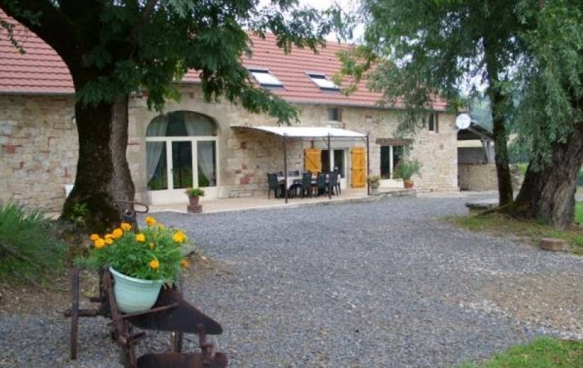Location de vacances - Gîte à Turenne - terrasse et jardin