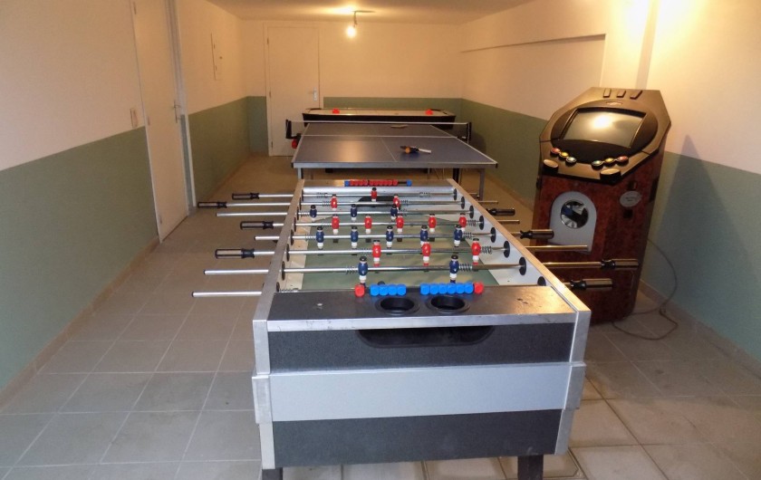 La salle de jeux avec baby-foot, air-jockey, silver-ball et table de ping pong