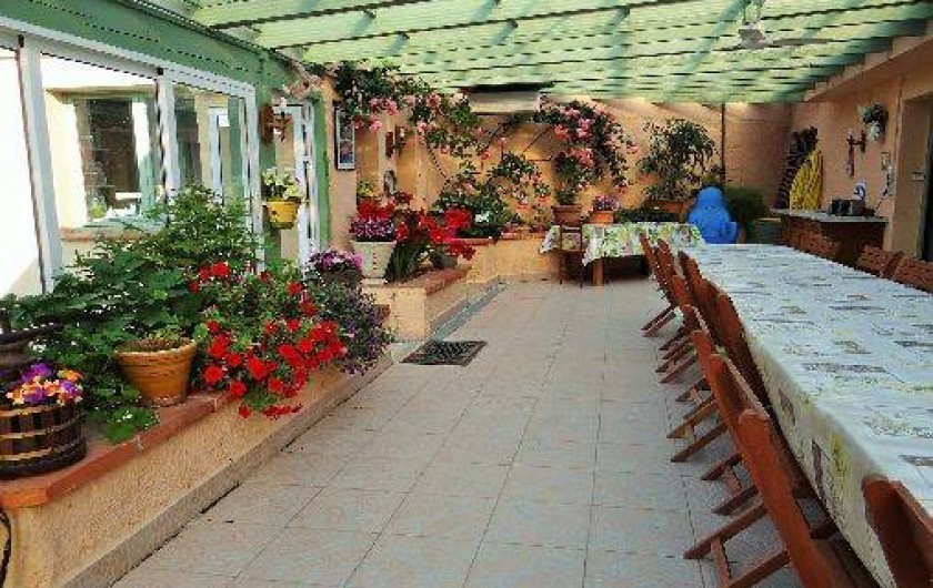 Location de vacances - Chambre d'hôtes à Ortaffa - Terrasse ou est servi la table d'hôtes et le petit déjeuner à la belle saison