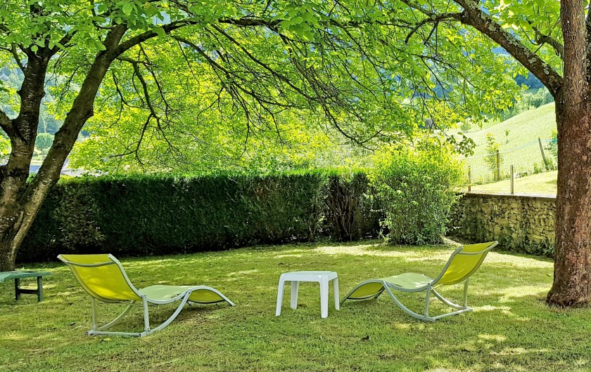 Location de vacances - Gîte à Sainte-Marie de Campan - le jardin d’agrément en prolongement de la terrasse: transats, détente....