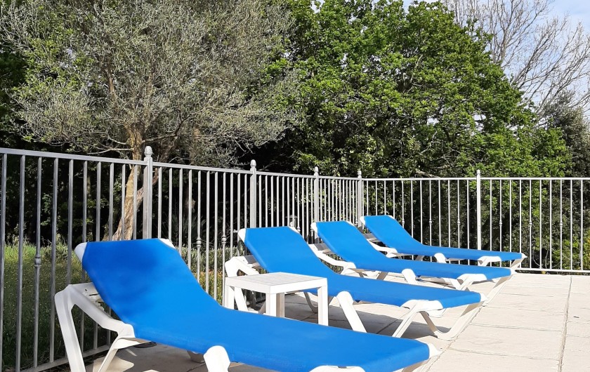 Location de vacances - Mas à Saint-Restitut - Envie de repos en bord de piscine ? C'est possible !