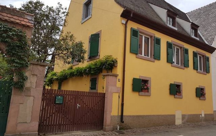 Location de vacances - Appartement à Kaysersberg - grande maison avec sa belle façade portail