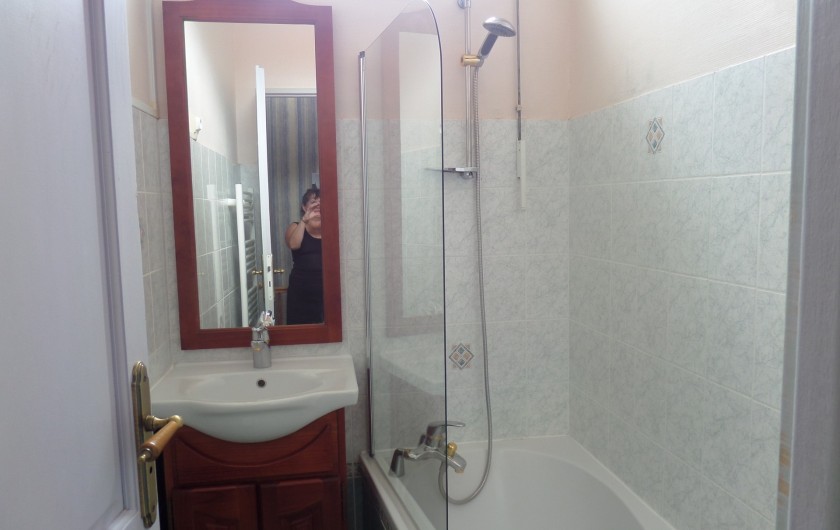 Location de vacances - Villa à Châtelaillon-Plage - Salle de bains à l'étage avec baignoire/douche et meuble vasque