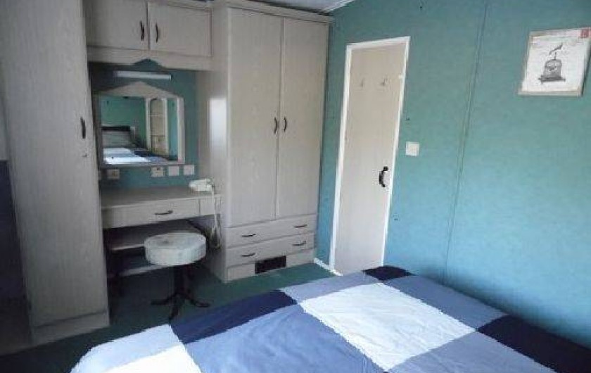 Location de vacances - Camping à La Palmyre - Chambre parentale : nombreux placards + place pour lit bébé