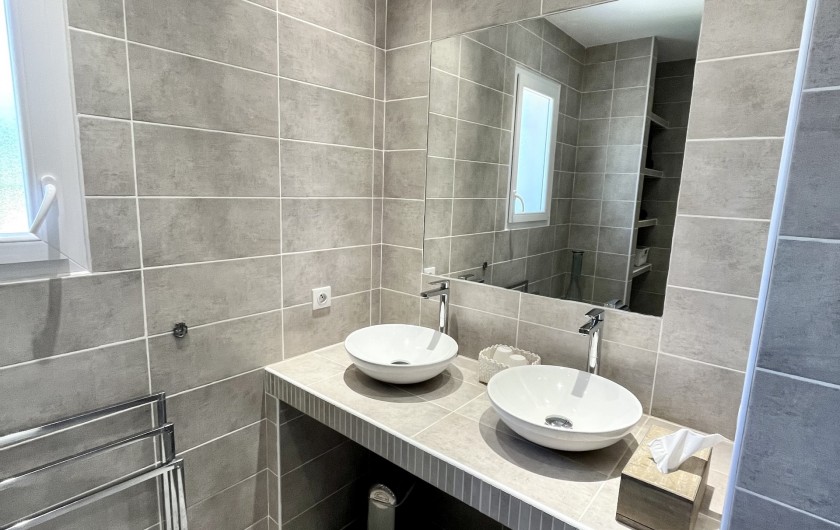 Location de vacances - Villa à Pernes-les-Fontaines - Salle d'eau avec double vasque accessible aux personnes à mobilité réduite
