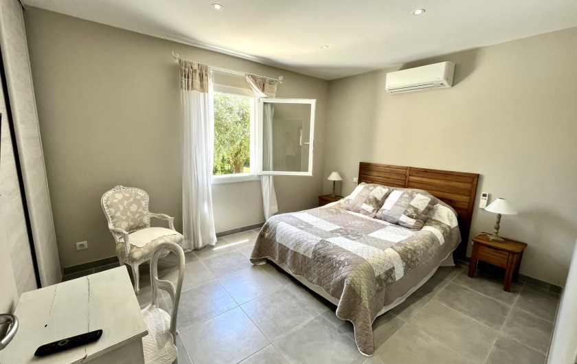 Location de vacances - Villa à Pernes-les-Fontaines - Chambre 1 avec télévision et placard de rangement