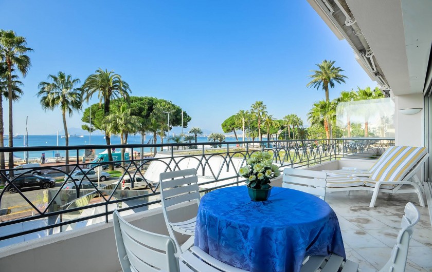 Location de vacances - Appartement à Cannes - Terrasse avec magnifique vue sur la mer et la Croisette à CANNES