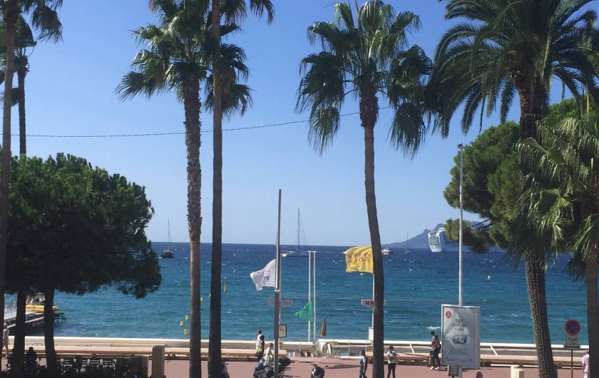 Location de vacances - Appartement à Cannes - VUE sur la mer depuis la terrasse de l'appartement