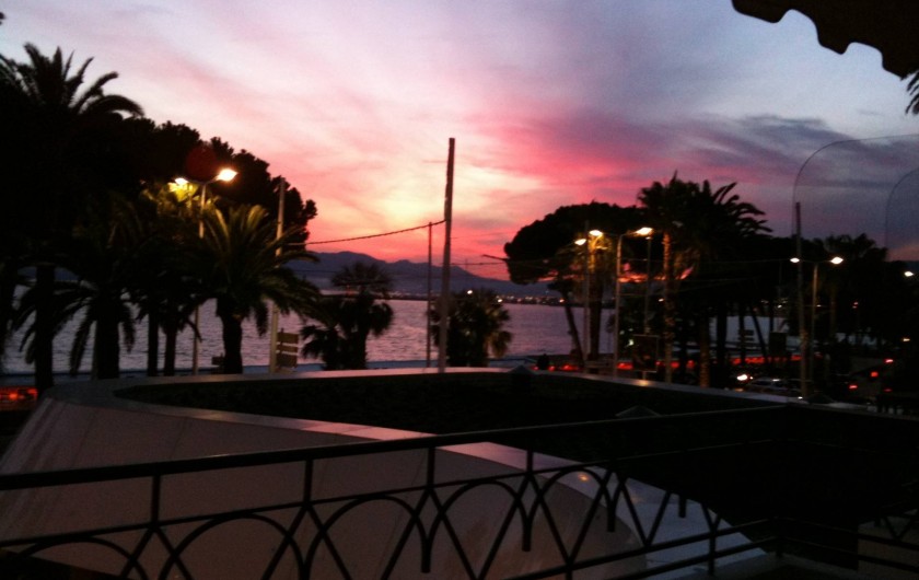 Location de vacances - Appartement à Cannes - Encore un coucher de soleil depuis la terrasse de l'appartement