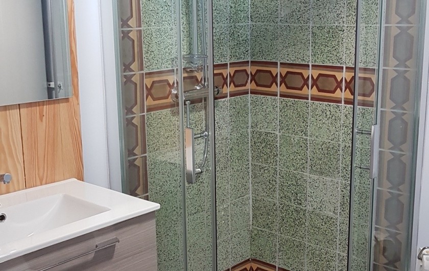 Location de vacances - Appartement à Charleval - salle d'eau avec cabine de douche en 90