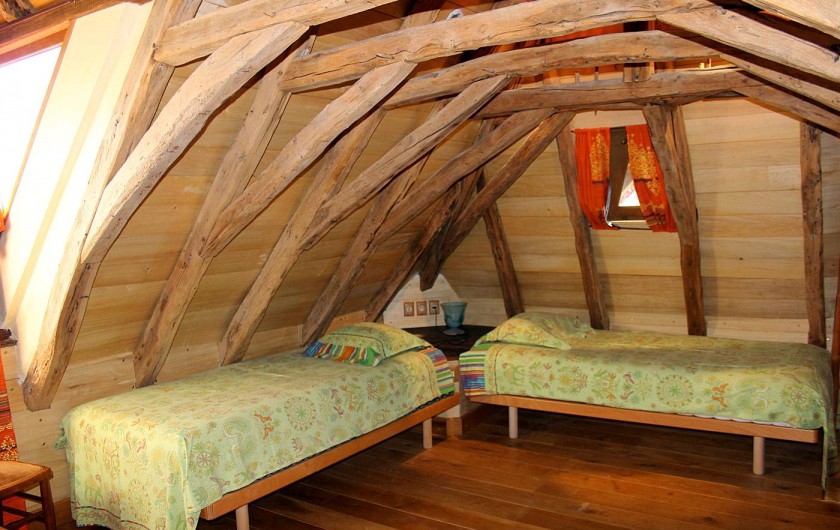 Location de vacances - Gîte à Saint-Cybranet - chambre deux lits étage