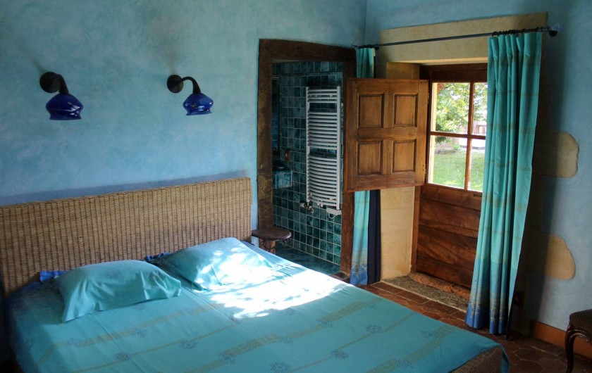 Location de vacances - Gîte à Saint-Cybranet - chambre bleue lit double rez de chaussée