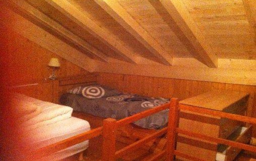 Location de vacances - Chalet à Taninges - chambre contenant 2 lit de 1 personne et un lit double