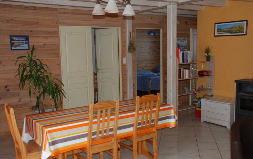 Location de vacances - Chalet à Saint-Léonard - Coin repas, avec aperçu des 2 chambres