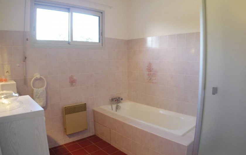 Location de vacances - Maison - Villa à Fouesnant - SdBains avec baignoire, douche et une vasque. WCs séparés au RdCh