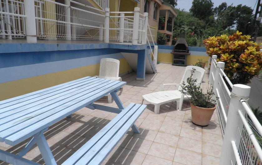 Location de vacances - Appartement à Les Anses-d'Arlet - Terrasse collective (chaises longues, table, barbecue)
