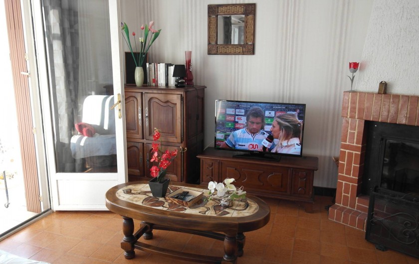 Location de vacances - Villa à Saint-Julien-Labrousse - Le salon/ TV / cheminée